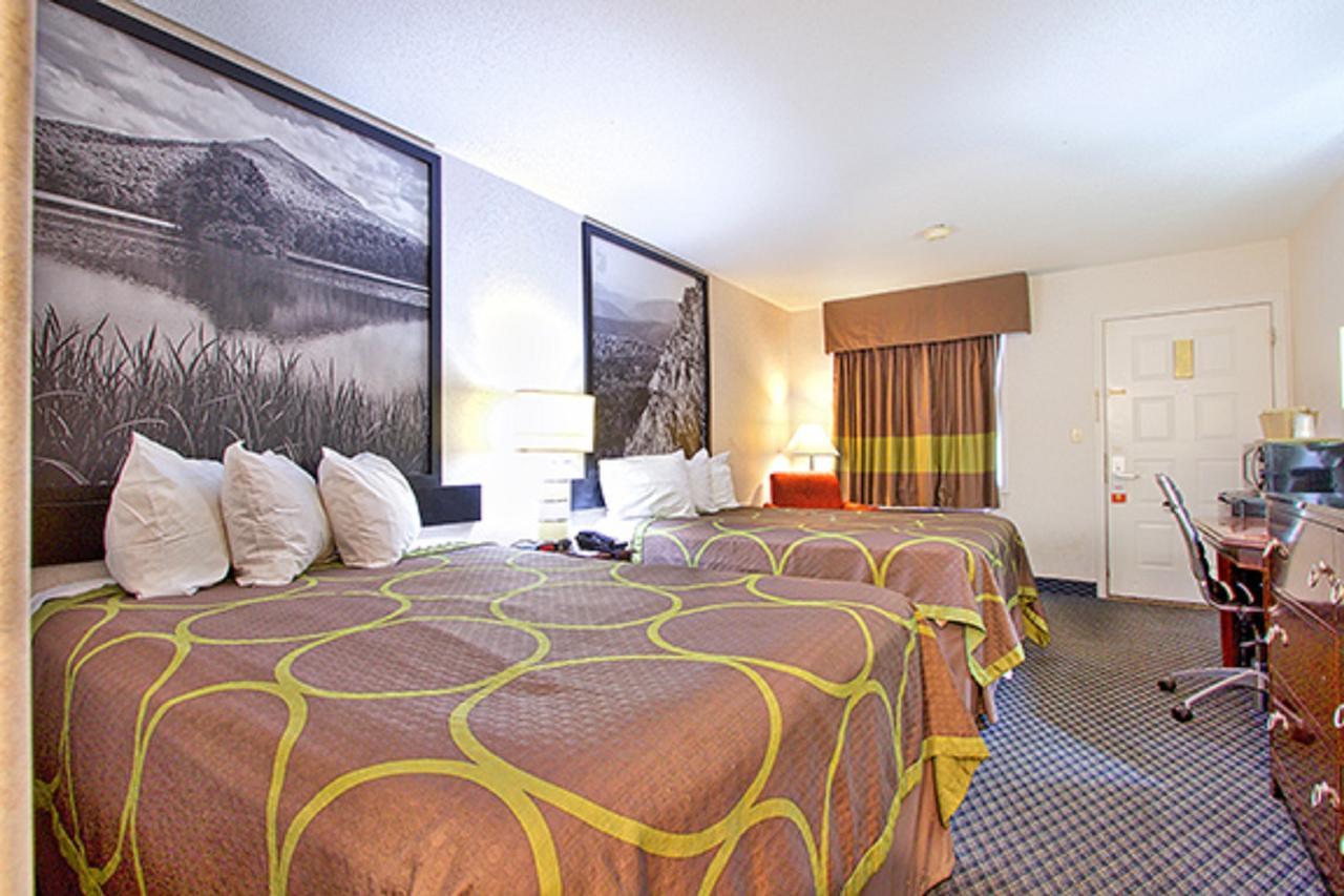 Super 8 By Wyndham Christiansburg Motel Екстериор снимка